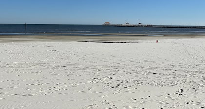 Charming Coastal Cottage near beach sleeps 8