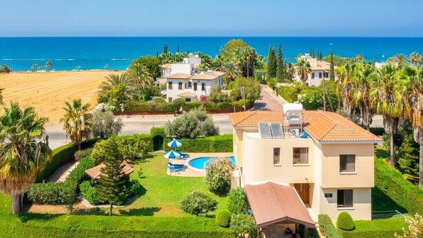 A coastal residential area with houses, a swimming pool, and a view of the sea. - Villa Halima Fostira (Poli Crysochous)