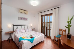 3 bedrooms, iron/ironing board, travel cot, WiFi - Villa Julianne 4 - Three Bedroom Villa, Sleeps 6 (Puerto del Carmen)