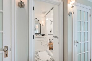 Shower, hair dryer, towels, shampoo - Spacious Fremont Duplex near Lake Union Seattle (Seattle)