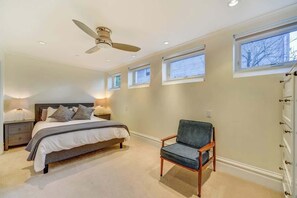 2 bedrooms, iron/ironing board, WiFi, bed sheets - Spacious Fremont Duplex near Lake Union Seattle (Seattle)