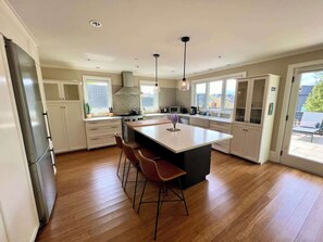 Fridge, microwave, oven, stovetop - Spacious Fremont Duplex near Lake Union Seattle (Seattle)