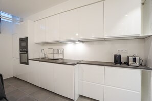 Kühlschrank, Mikrowelle, Ofen, Geschirrspüler