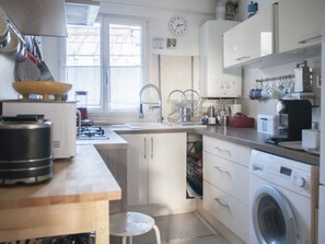 Réfrigérateur, four, cafetière/bouilloire