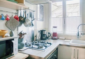 Réfrigérateur, four, cafetière/bouilloire