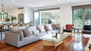 TV, lareira, escritórios