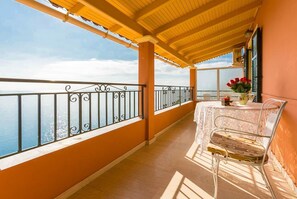 Outdoor dining - Villa Aris - Two Bedroom Villa, Sleeps 4 (Katavolos)
