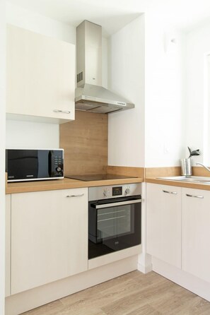 Kühlschrank, Mikrowelle, Ofen, Herdplatte