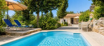 Millers Cottage Large Private Pool, A/C, WiFi