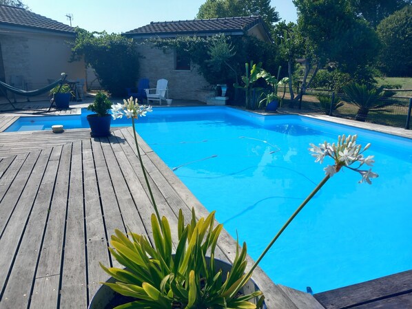 Una piscina al aire libre