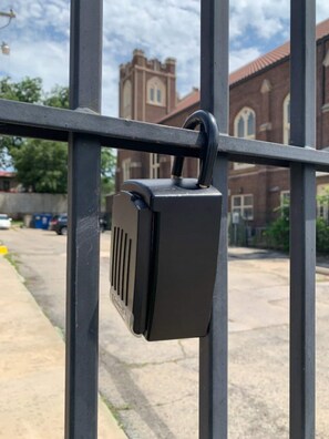 Property grounds - ⭐️ Stacy's ❤ of Midtown ⭐️ FAST 100mbps wi-fi ⭐️ (Oklahoma City)