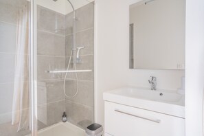 Kostenlose Toilettenartikel, Haartrockner, Handtücher