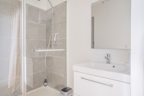 Articles de toilette gratuits, sĂšche-cheveux, serviettes fournies