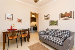 Téléviseur, foyer, lecteur de DVD, livres