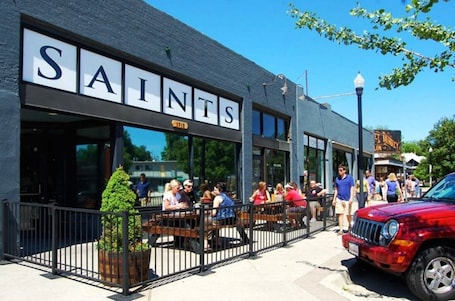 Outdoor dining. ★ Near Plaza District & Downtown 🌇 Gated Parking ★