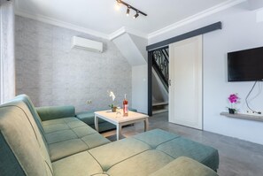 TV, books - Villa Asli Paradise - Two Bedroom Villa, Sleeps 5 (Dalyan)