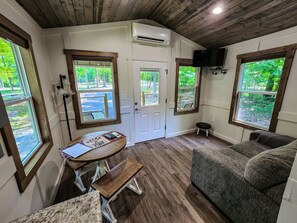 TV - Family Get Away Tiny House Cabin with Bunk Room+Pet Friendly! Lake Guntersville (Guntersville)