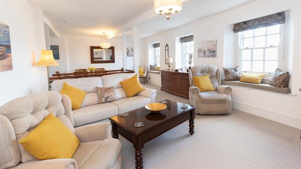 TV, DVD player - Harbour View 1 (Tenby)