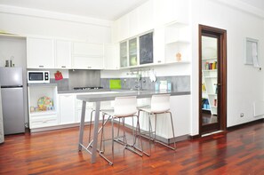 Frigorifero, microonde, forno, bollitore elettrico