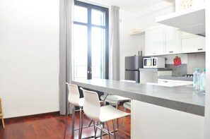 Frigorifero, microonde, forno, bollitore elettrico