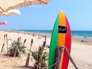 Plage, chaises longues, serviettes de plage