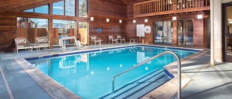 Una piscina cubierta, una piscina climatizada