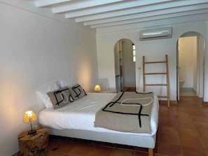 4 Schlafzimmer, Zimmersafe, Bügeleisen/Bügelbrett, Reisekinderbett