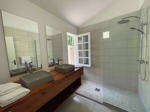 Douche, sèche-cheveux, savon, papier toilette