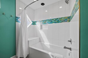 Combined shower/tub, towels
