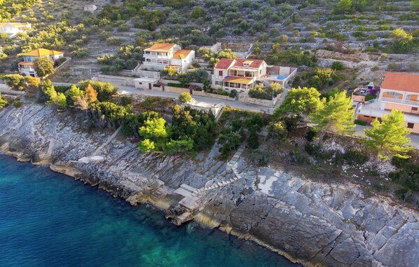 Exterior - House Green Side Sunset (Blato)