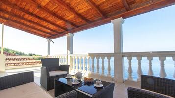 Casa (Four Bedroom House with Pool) | Terraza o patio