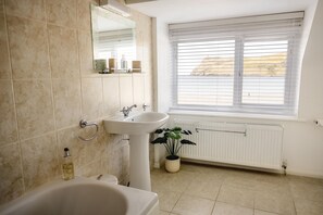 Combined shower/bathtub, hair dryer, towels, soap