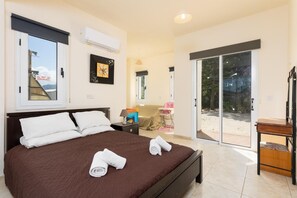 4 bedrooms, iron/ironing board, travel cot, WiFi - Villa Kleopatra - Four Bedroom Villa, Sleeps 9 (Polis)