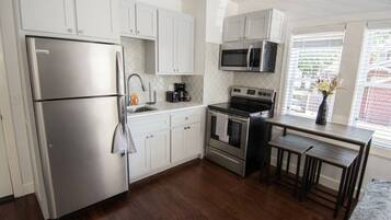 Mikroaaltouuni, uuni, liesi, kahvin-/teenkeitin