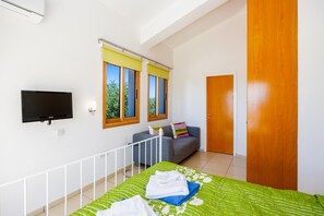 3 bedrooms, iron/ironing board, travel crib, WiFi