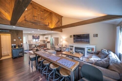 Winter-Ready, Pet-Friendly Family Home Near Mount Snow • Fireplace & Laundry