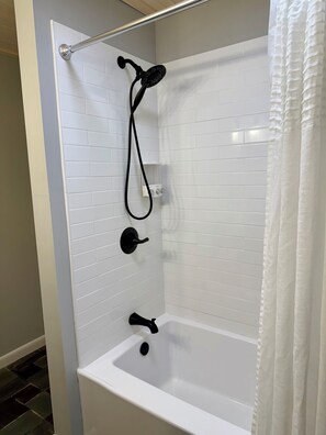 Duschwanne, umweltfreundliche Kosmetikartikel, Haartrockner, Bidet