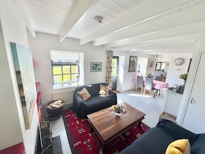 Smart TV, fireplace, DVD player, books - Rock Cottage Self Catering Cottage (County)