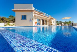 Pool - Villa Christel - Four Bedroom Villa, Sleeps 9 (Peristerona)