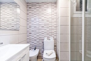 Ducha, secador de pelo, bidé y toallas