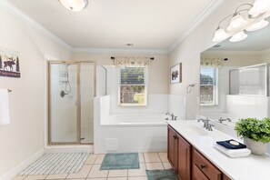 Combined shower/bathtub, jetted bath, hair dryer, towels - Chattahoochee River House 2 - Say Hello to Neighbors at the Helen Festhalle! (Helen)
