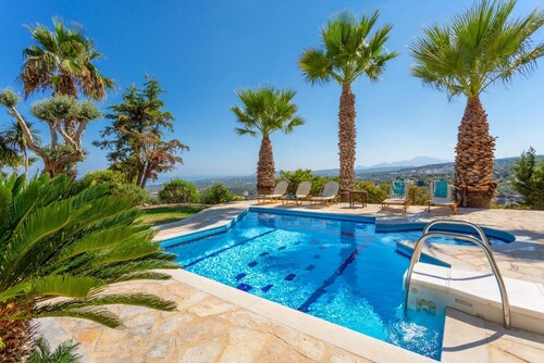 Villa Astro - Four Bedroom Villa, Sleeps 8