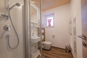 Een douche, een haardroger, handdoeken, zeep