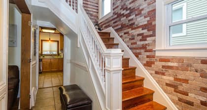 Cozy- Quaint Downtown Delight!