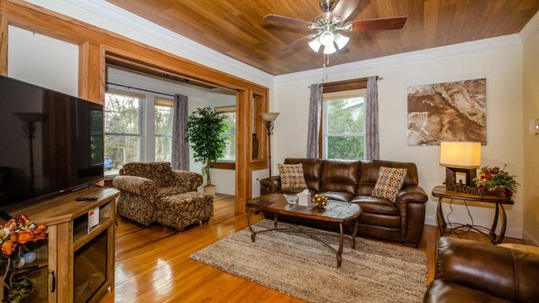 Smart TV, fireplace - Cozy- Quaint Downtown Delight! (Ann Arbor)