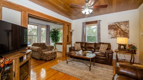 Cozy- Quaint Downtown Delight!