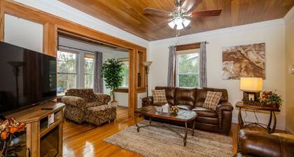 Cozy- Quaint Downtown Delight!