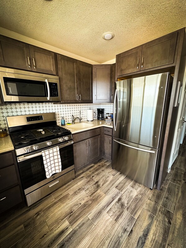 Een microgolfoven, een koffiezetapparaat/waterkoker