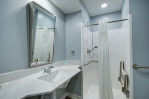 One Queen Bed with Disability Access | Bathroom | Towels - Ocean Lodge Hotel North (Ocean City)