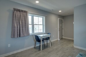 Zimmer | Schreibtisch, laptopgeeigneter Arbeitsplatz, Bügeleisen/Bügelbrett